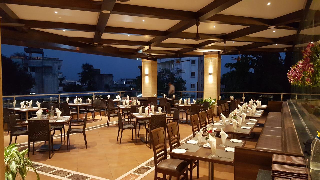 Hotel Ayodhya Kolhapur Bagian luar foto