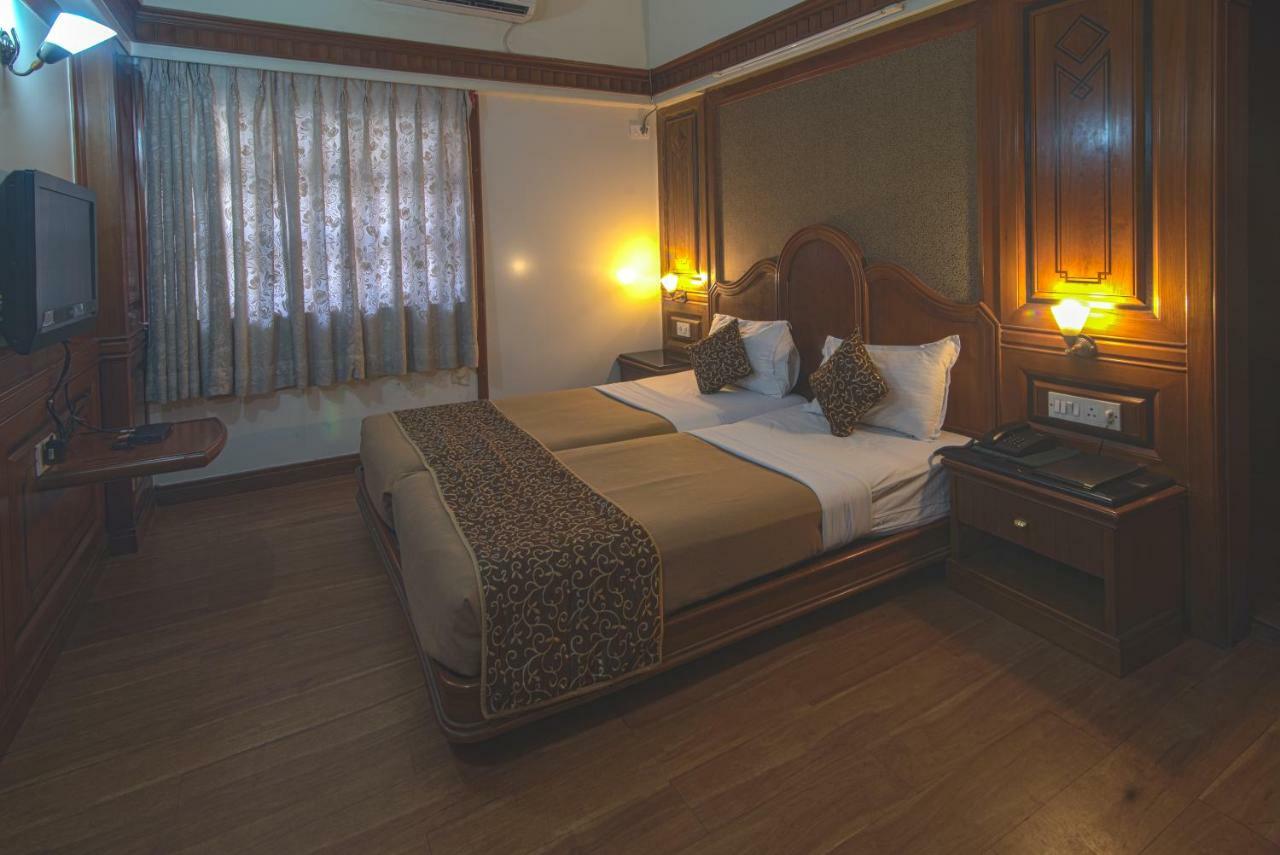 Hotel Ayodhya Kolhapur Bagian luar foto