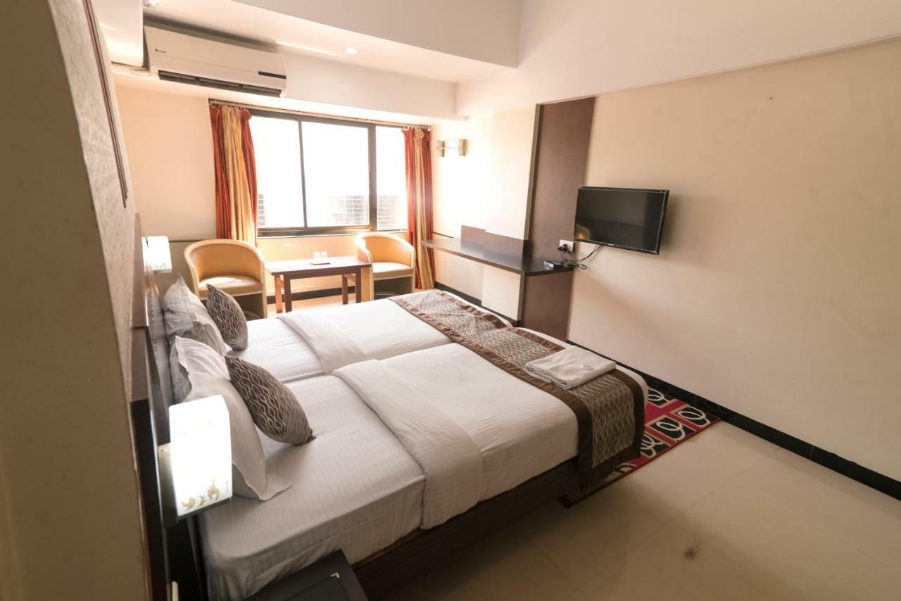 Hotel Ayodhya Kolhapur Bagian luar foto