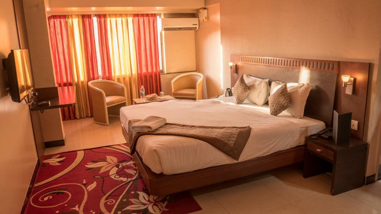 Hotel Ayodhya Kolhapur Bagian luar foto