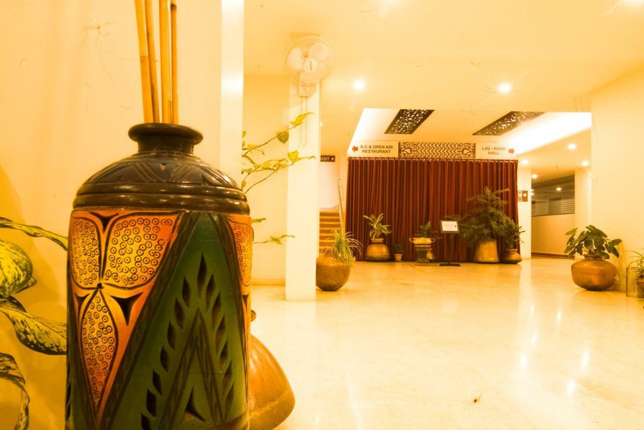 Hotel Ayodhya Kolhapur Bagian luar foto