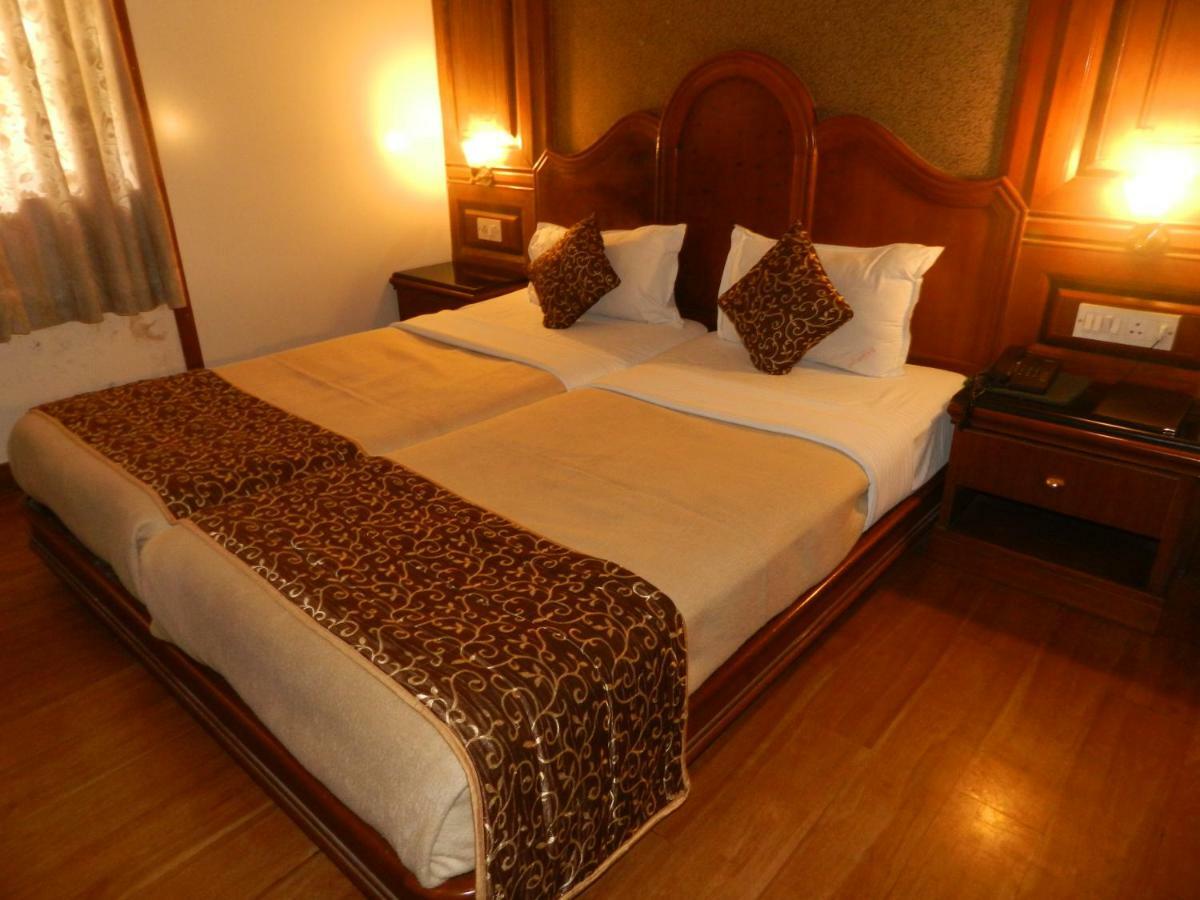 Hotel Ayodhya Kolhapur Bagian luar foto