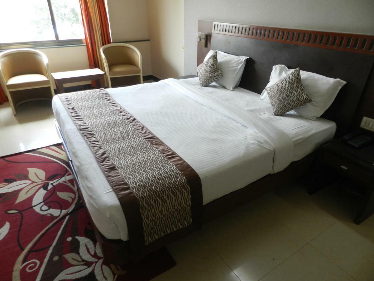 Hotel Ayodhya Kolhapur Bagian luar foto