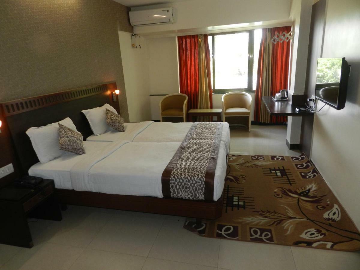 Hotel Ayodhya Kolhapur Bagian luar foto